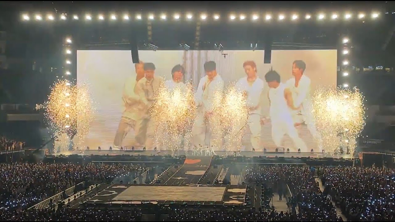 BTS (방탄소년단) - bts opening banter w/army / dna [live]