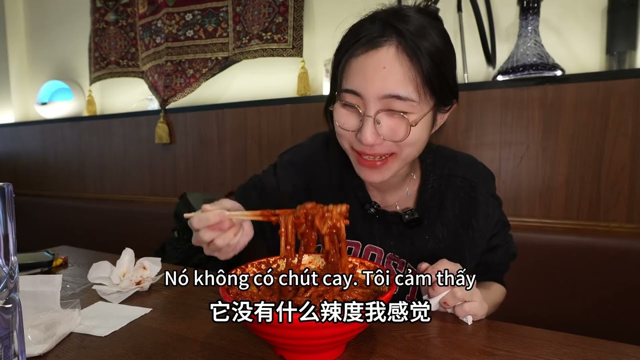 Thử thách ăn bún gạo xào Tân Cương siêu cay không một tiếng xuýt xoa! Xem mồm mình cứng đến mức nà