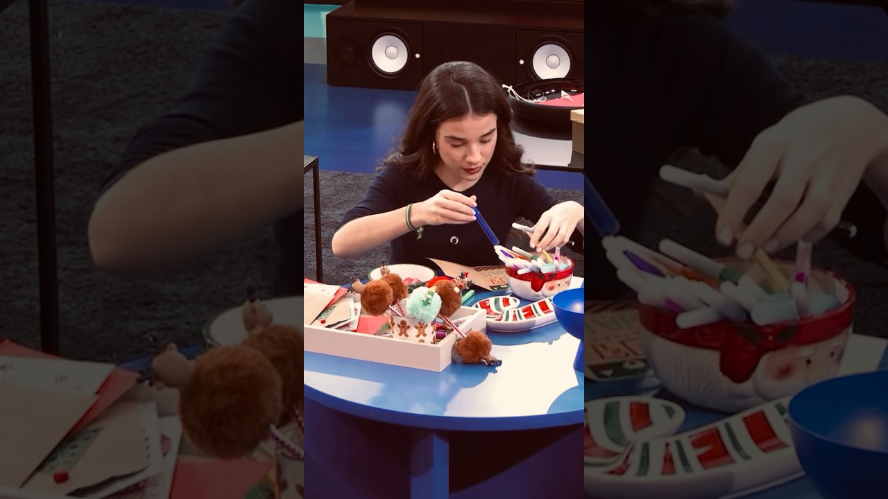 Cristina le da un regalo de Navidad a Tinho #ot2025 #operaciontriunfo #otdirecto #ot #shorts #viral