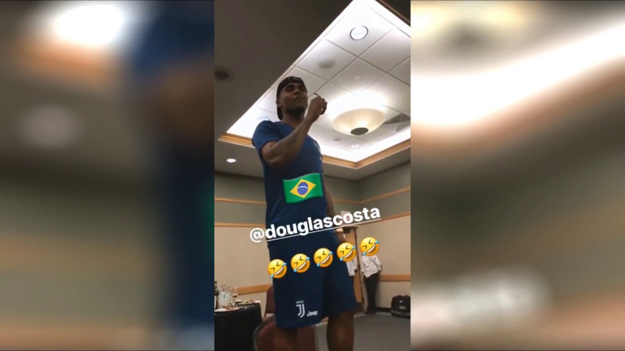 Douglas Costa, Bentancur, De Sciglio e Szczesny cantano sulla tavola!!