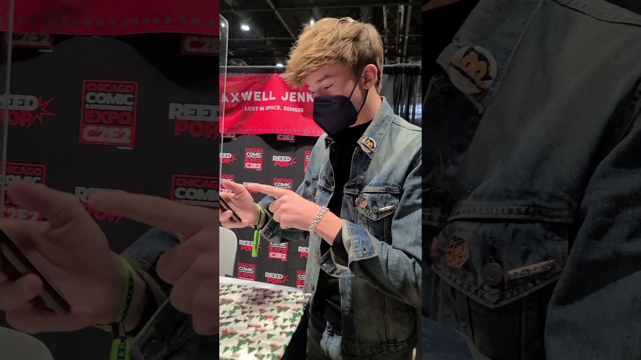 Meeting Maxwell Jenkins @C2E2 in Penny Robinson Cosplay video3