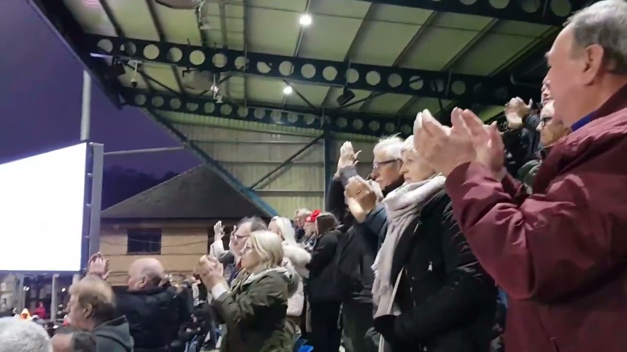 Awesome fans - Singing throughout