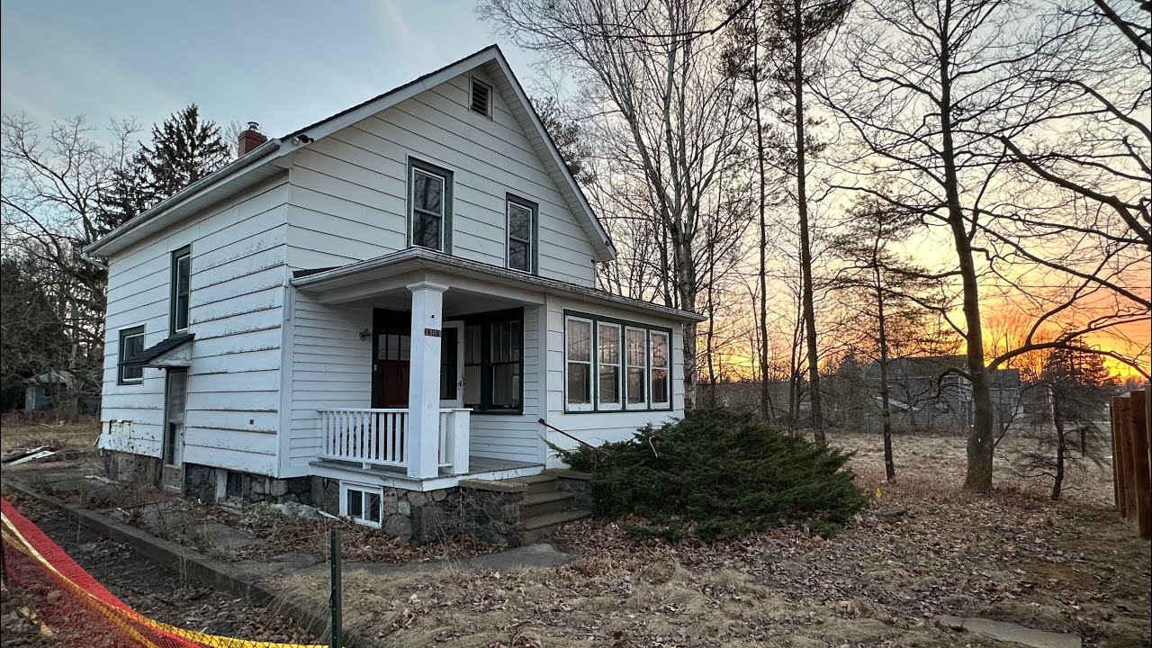 Exploring an ABANDONED 1920s farmhouse awaiting its demolition