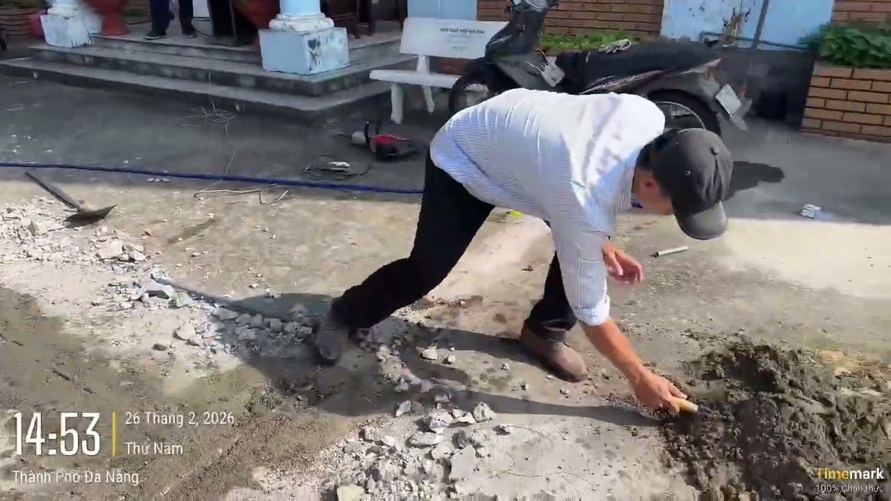 2 anh năng nổ làm đường ống dẫn nước