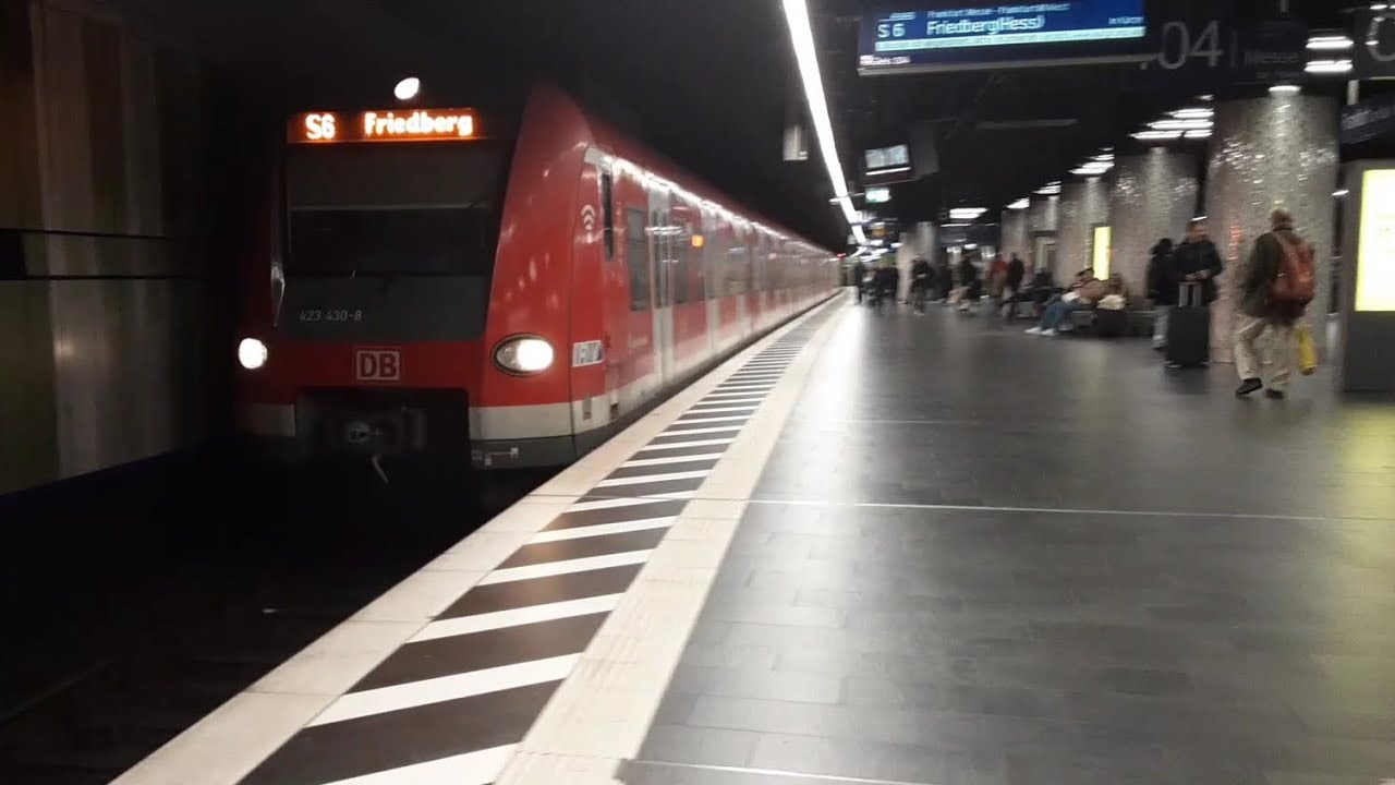 S-Bahn arriving and leaving Frankfurt am Main Hauptbahnhof