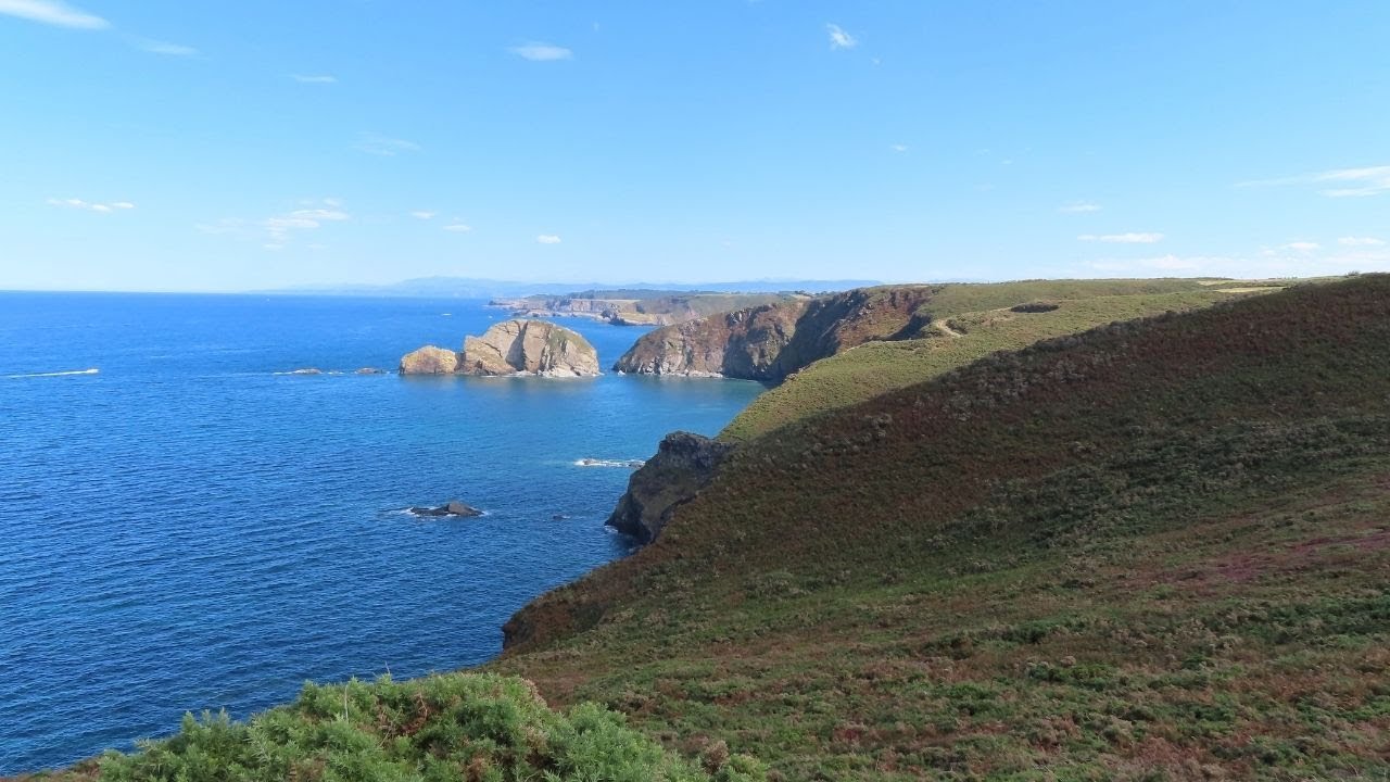 Cruzamos #Bañugues subiendo hacia los impresionantes acantilados de #CabodePeñas, #Asturias, España.