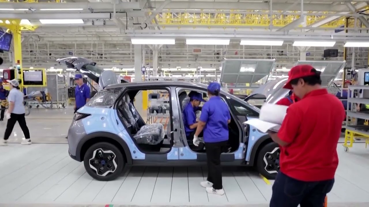 China's car sales unexpectedly contract in October | REUTERS