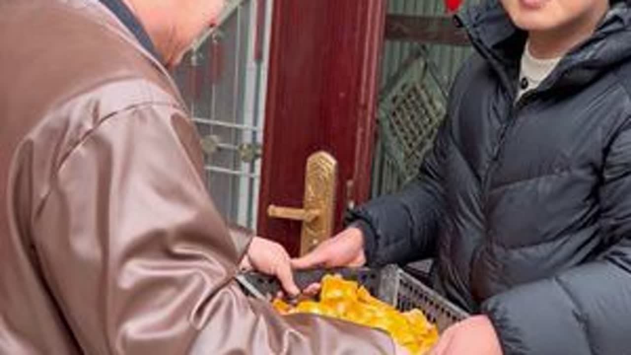 这个麻酱鸡蛋是我自己养的鸡下的蛋做的麻酱鸡蛋，真的是好吃，蛋黄很想，流沙或者留油。