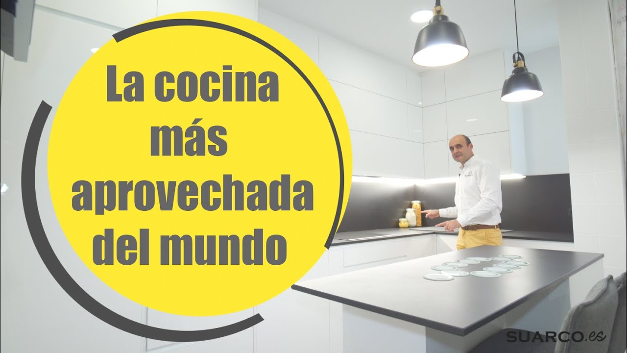 Cocina blanca con isla y zona de columnas !INCREIBLE! con encimera de cocina Dekton Doomos