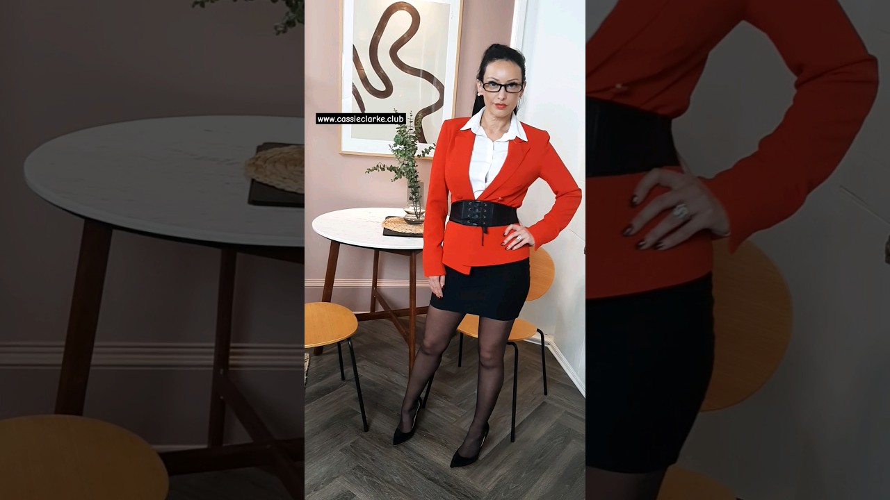 I love a bright blazer for wearing in the office 🥰 #officewear #pantyhose #nylon #women