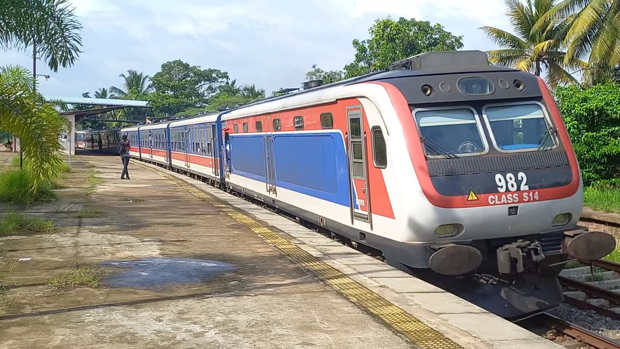 Live train time and date| Fastest Udarata manike passing Rambukkana slow train at Ederamulla station