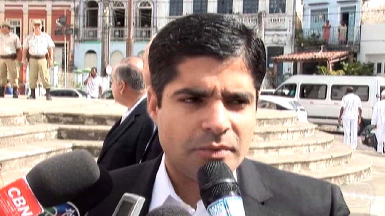 Enterro de Dona Canô é marcado com muita emoção