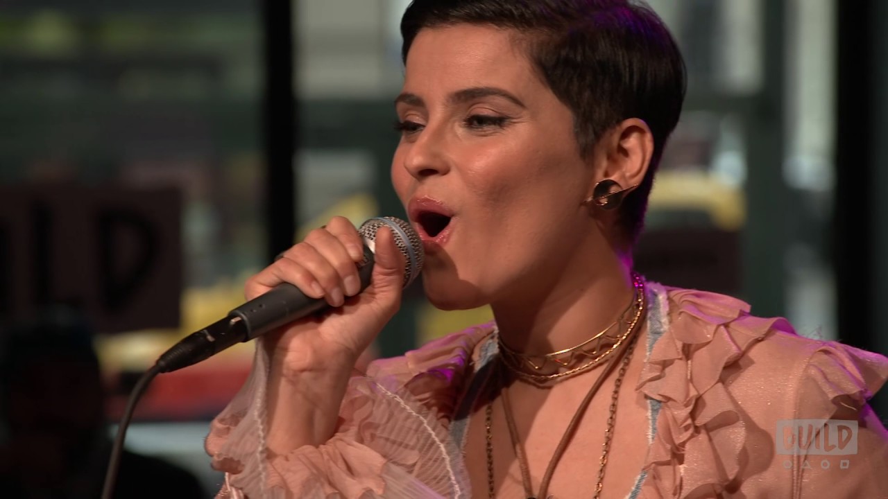 Nelly Furtado - Pheonix (Live Performance at AOL Build)
