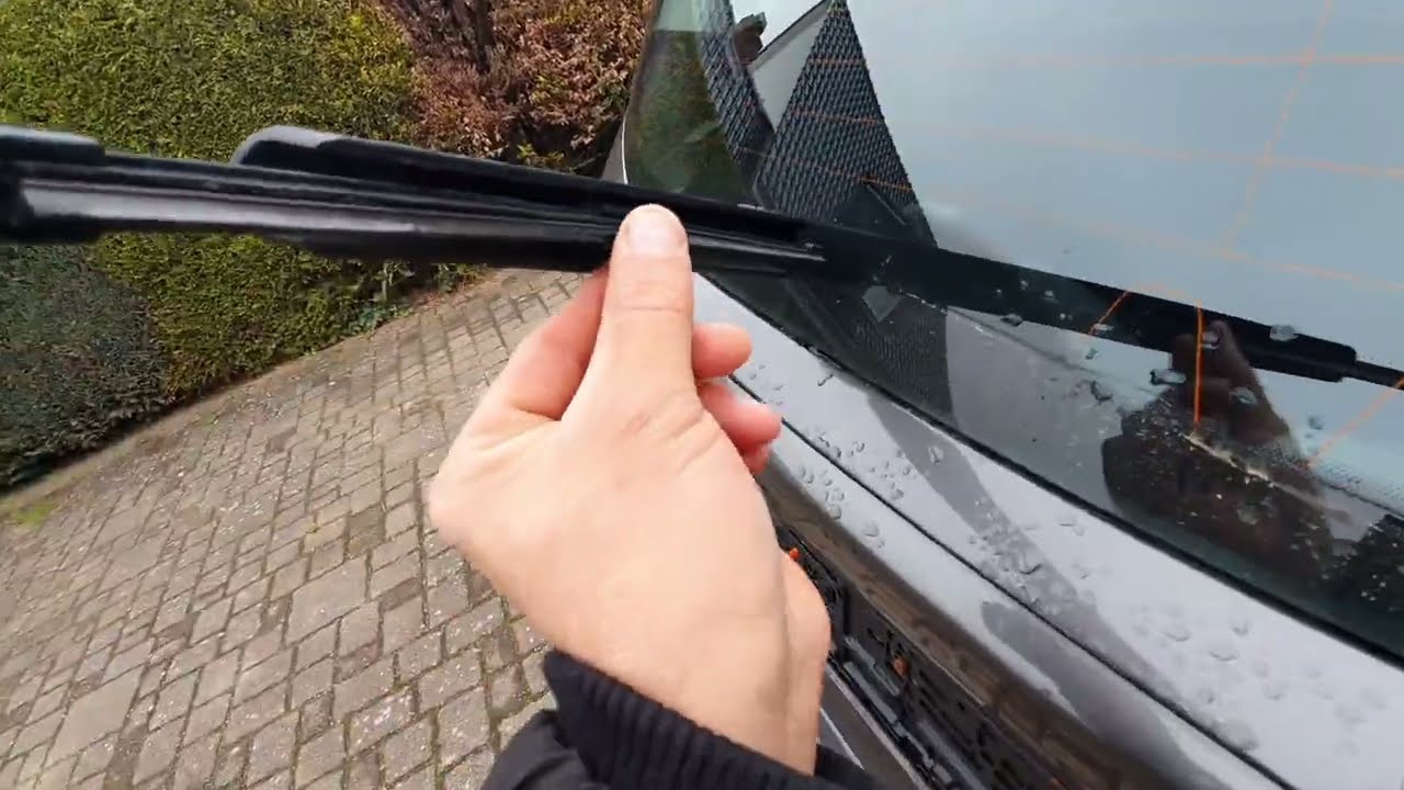 Scheibenwischer vorne und hinten beim Ford Kuga wechseln