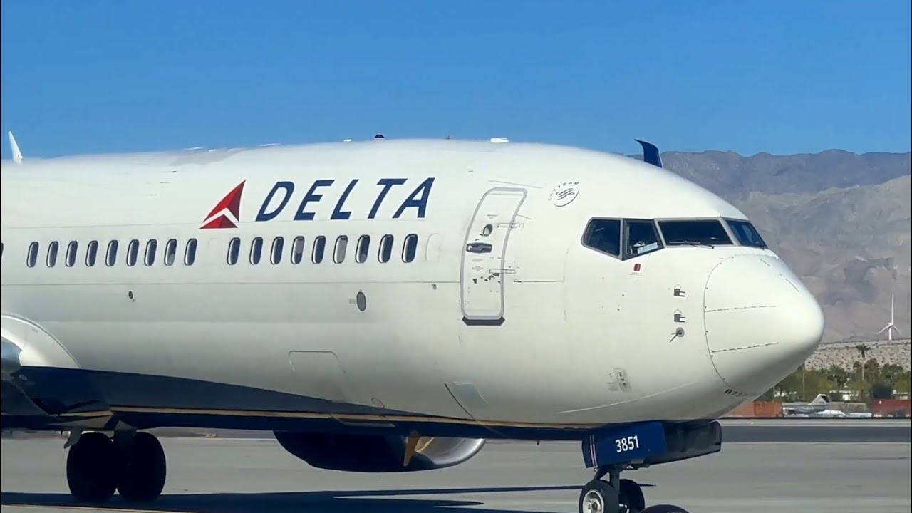 Palm Springs International Airport - Plane Spotting - December 5, 2025