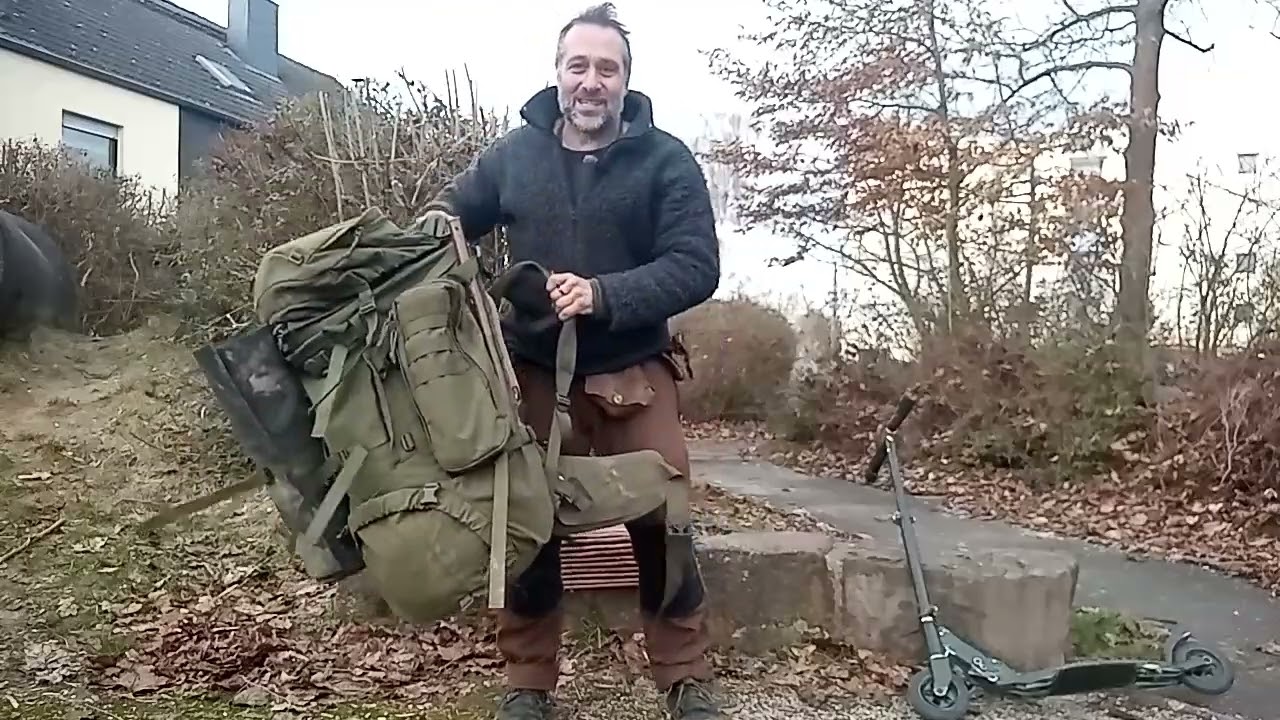 Den Rucksack sauber und trocken abstellen wenn der Boden dreckig bzw. nass ist...