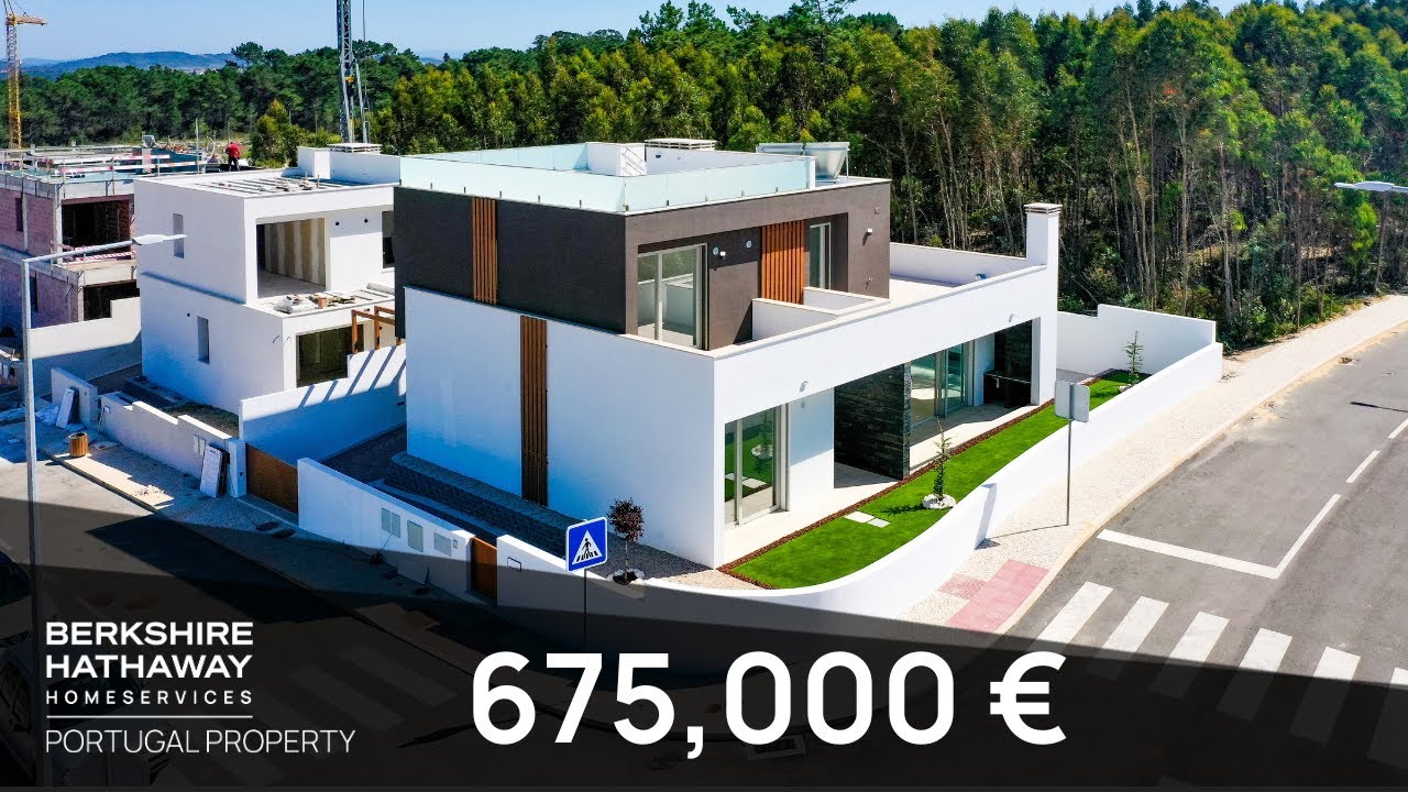 Spacious 4-Bedroom Villa for Sale in São Martinho do Porto, Portugal