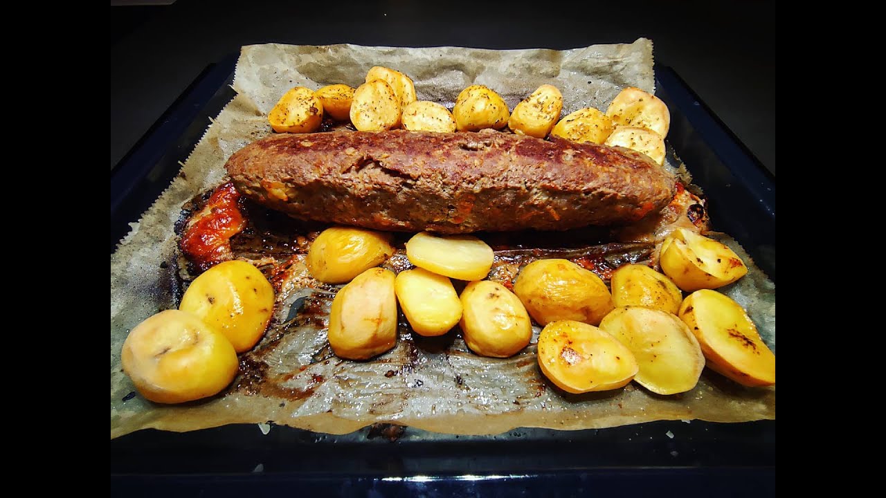 Rolada od mljevenog mesa punjenog pr&scaron;utom i sirom te zapečena u pečnici