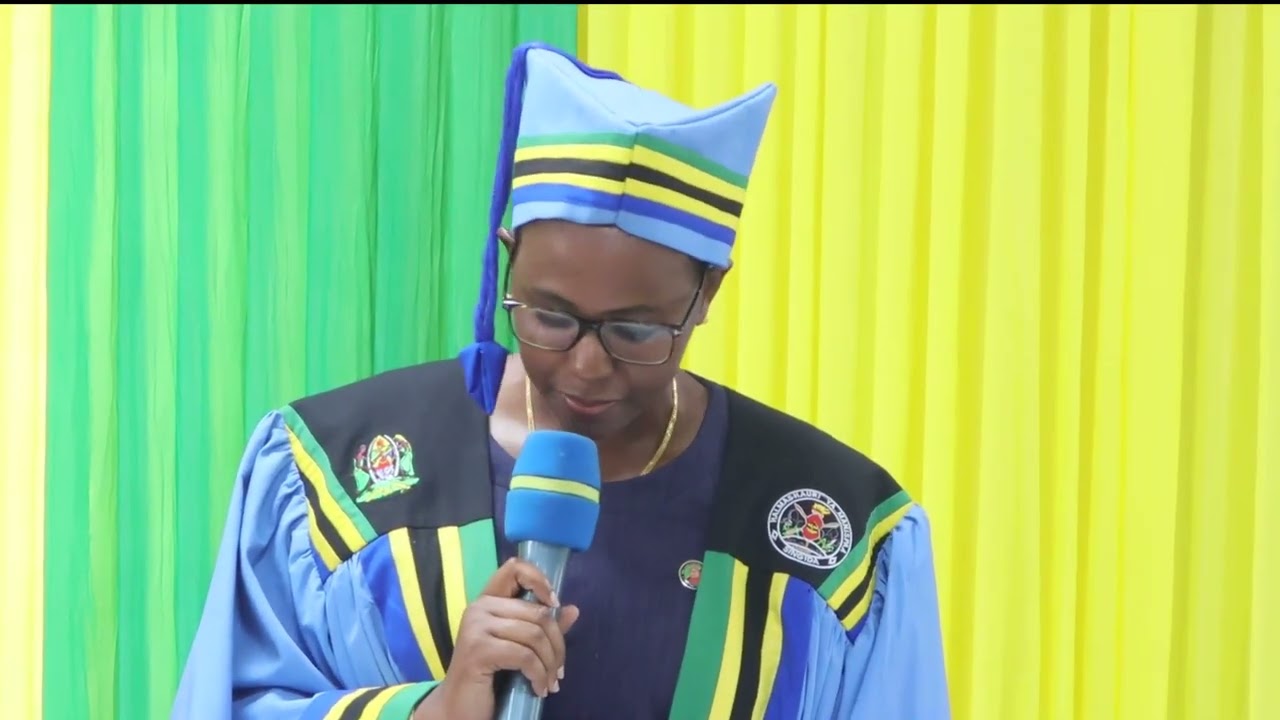MKURUGENZI WA MANISPAA AKIWASILISHA MPANGO WA BAJETI  KATIKA BARAZA LA BAJETI