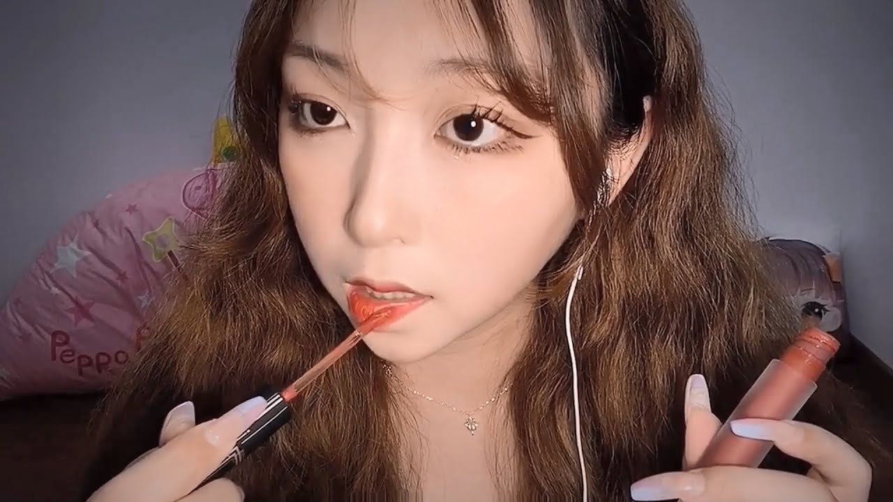 ASMR 💄100 Layers of Lipgloss (звуки липкого рта)