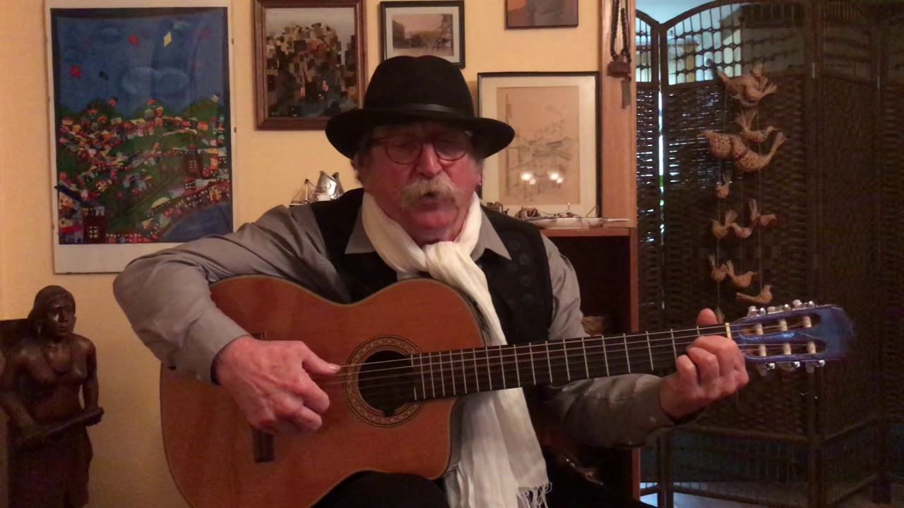 Marcelo Puente canta 