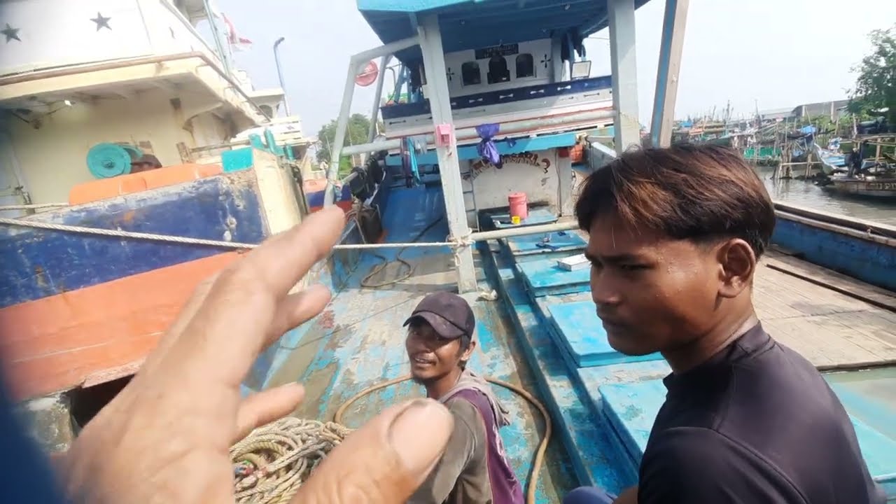 Betapa Susahnya KM Purba Sari Saat  Sandar, Sungai Tertutup Kapal 