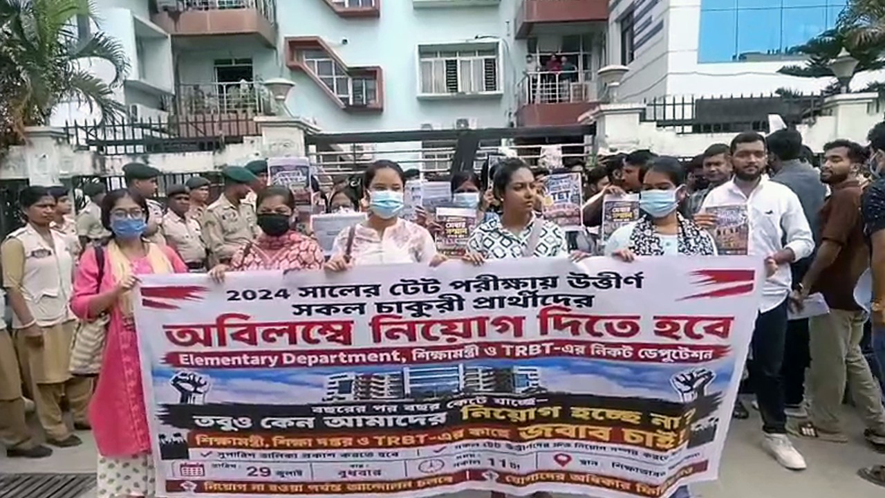 Кандидаты, сдавшие TET, устроили акцию протеста у здания Shiksha Bhavan