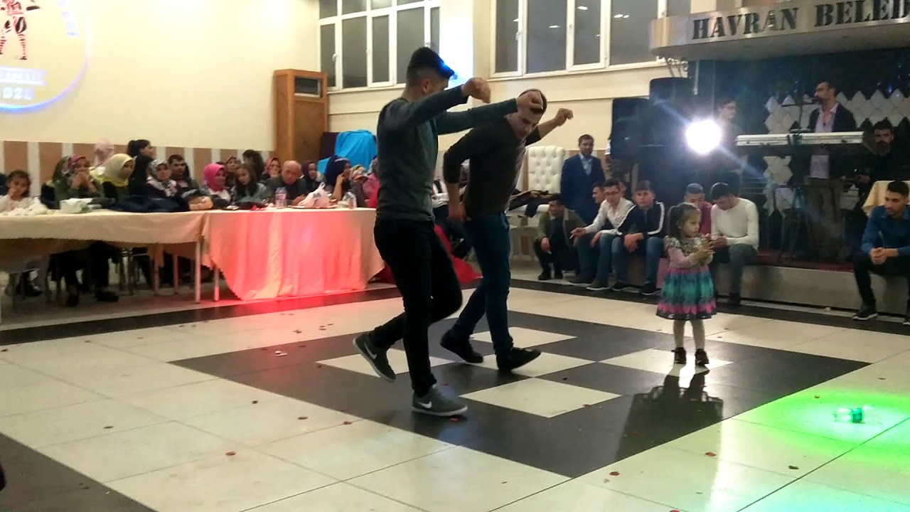 DÜĞÜNDE KOPAN GENÇLERDEN ROMAN HAVASI