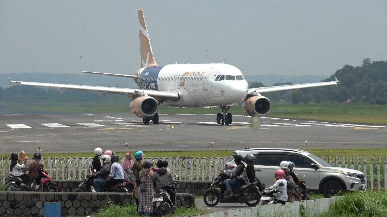 Pesawat Super Air Jet & Batik A320 Take Off di Runway 08 Bandara Adi Soemarmo, Banyak Pemotor Nonton