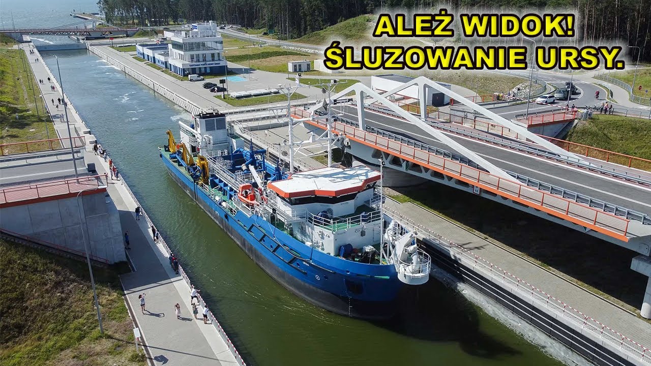 2.08.Tłumy turystów podziwiały moment śluzowania pogłębiarki Ursa na Przekopie Mierzei Wiślanej.