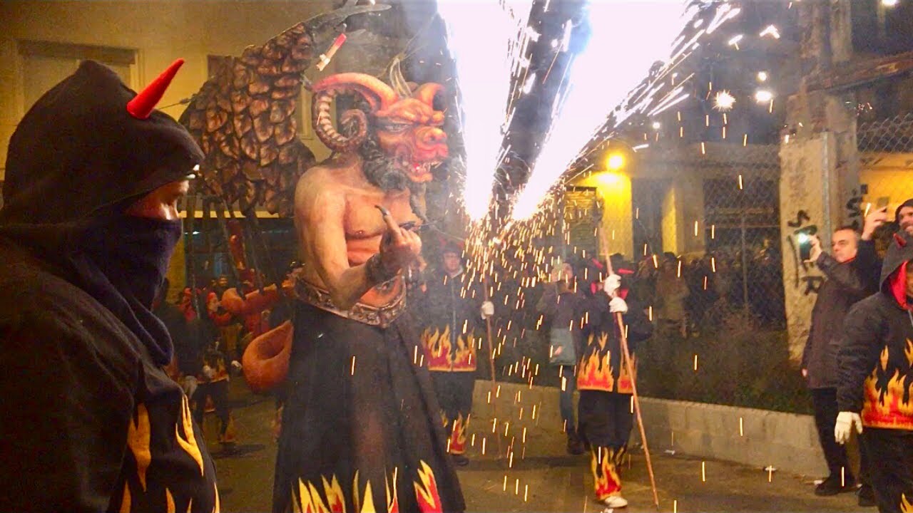 Cercavila dels Foguerons de Sa Pobla en Gr&agrave;cia Barcelona - Parade for Bonfires