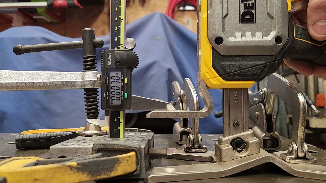 Test of raising and lowering precision - Dewalt  construction jack.