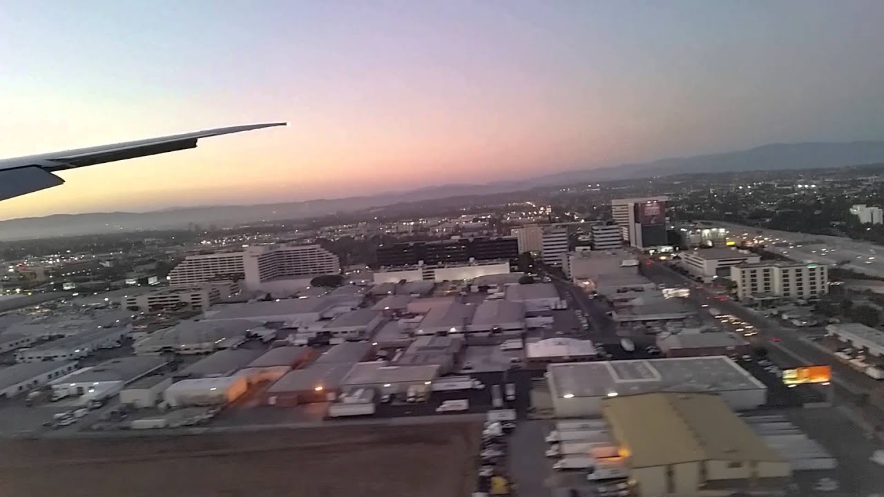 Air New Zealand Boeing 777-300 landing at LAX