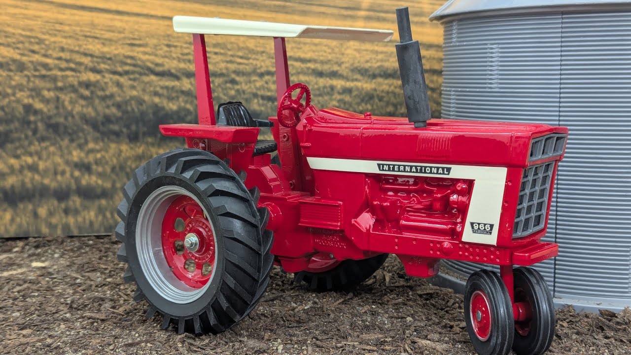 Scale Models 1/16 IH Farmall 966 2005 Ontario Show 