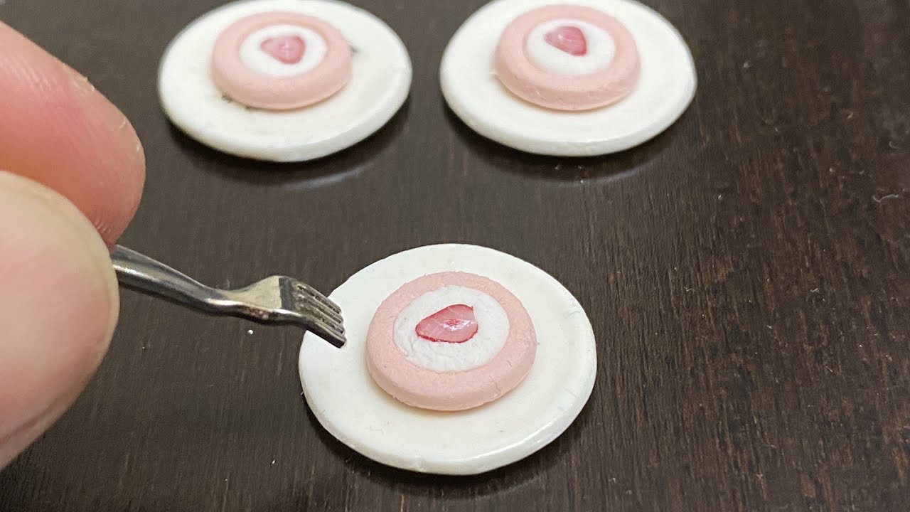 樹脂粘土でミニチュアフード【苺のロールケーキ】