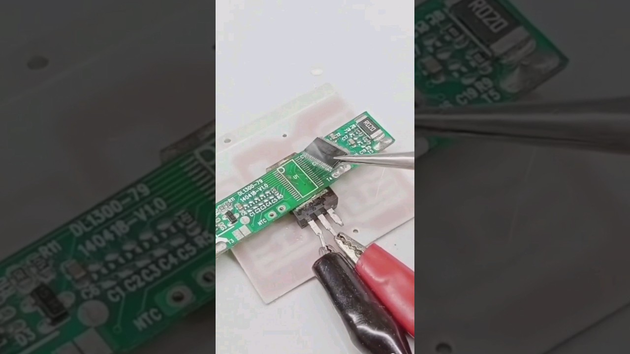 DIY smd component removal | Electronic hacks | ic 7805 | smd component #viral video#diy #hacks #et