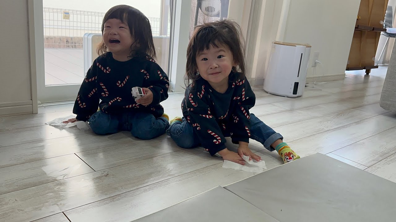 【1歳9ヶ月】床拭きがツボった双子…爆笑連鎖が止まらない🤣✨