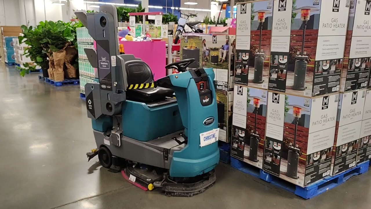 VACAVILLE CALIFORNIA. MAQUINA INTELIGENTE LIMPIADORA DE PISO. DOM.04,ENE.2026.