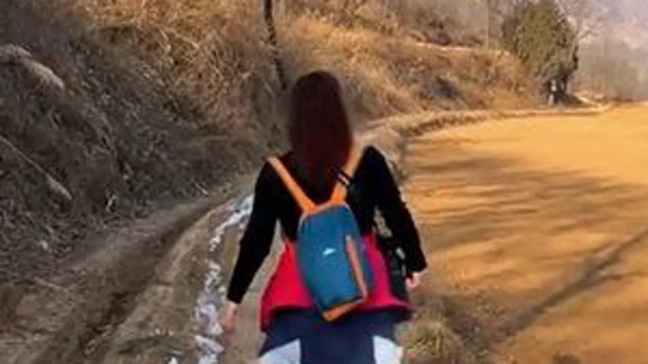 一首好听的曲子《娘的眼泪》送给大家，这首曲子歌颂我们伟大的母亲吃苦耐劳无私奉献的精神，她们把最好的给了我们做儿女的，最苦的自己咽下肚子！春蚕到死丝方尽 蜡炬成灰泪始干！这些老一辈人有的经历过大集...