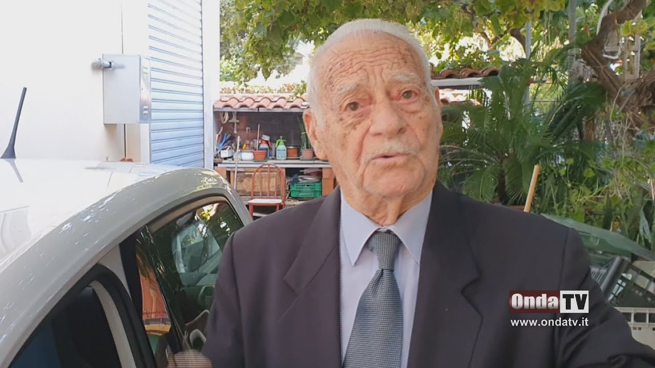 A 100 anni guida ancora l'auto per andare a trovare la moglie al cimitero, l'emozione negli occhi