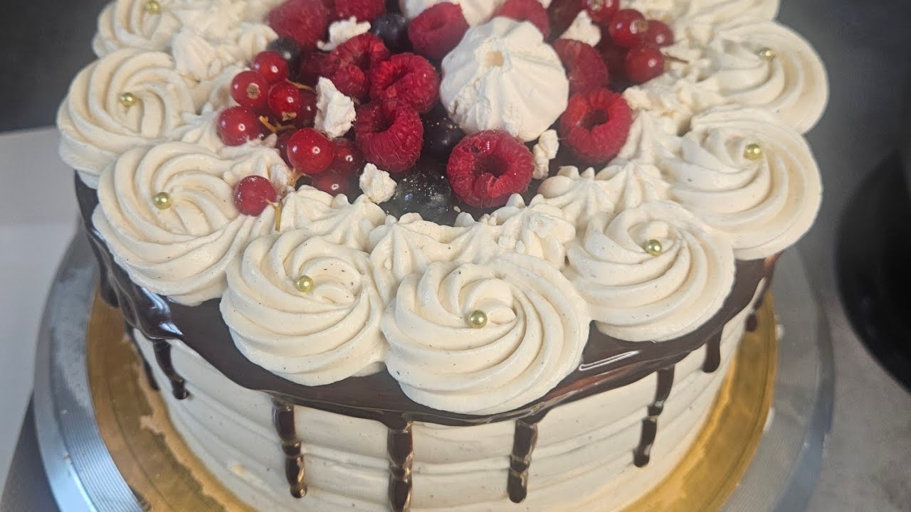 Montage layer cake chantilly mascarpone vanille,  ganache chocolat et coulis de framboise