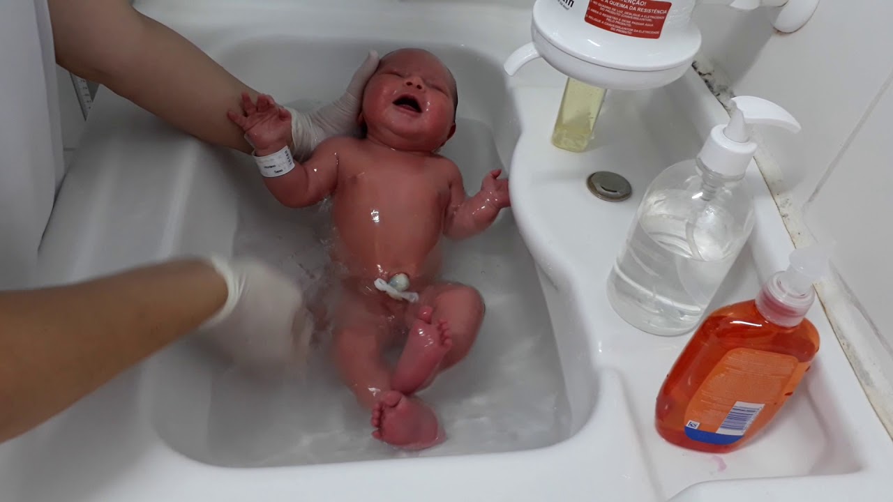 Segundo banho da Maitê na maternidade