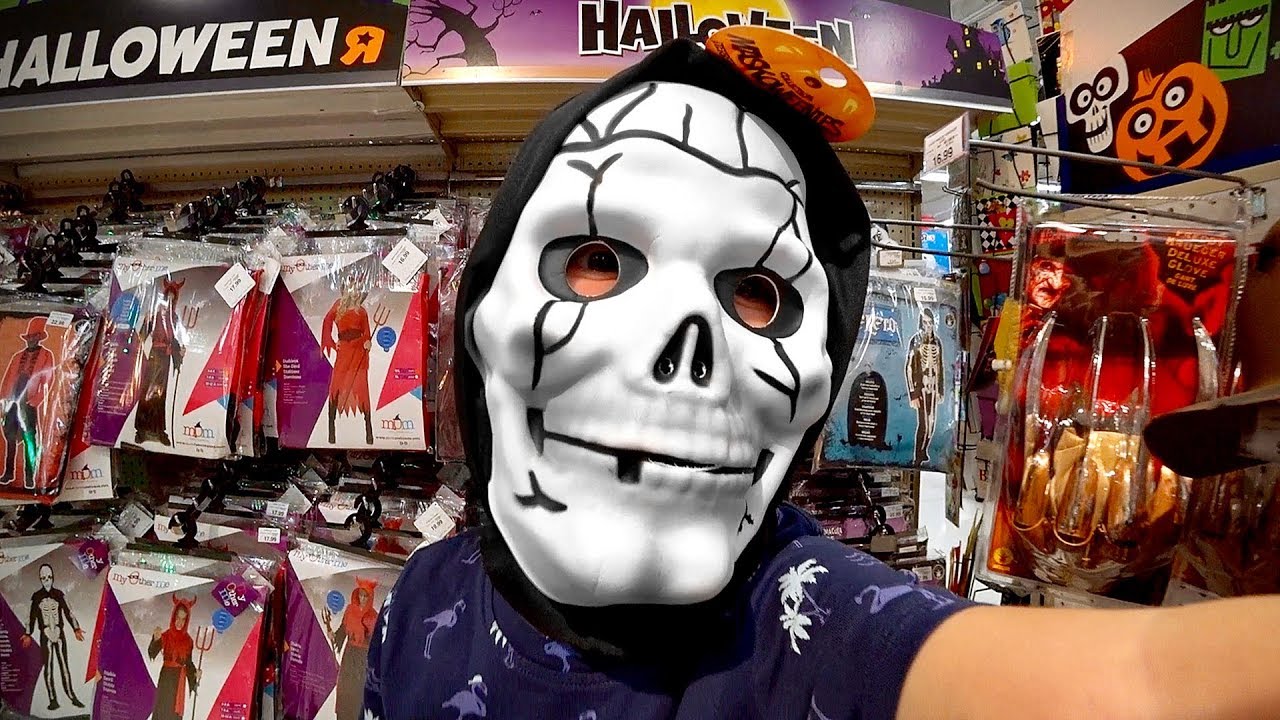 MÁSCARA ASSUSTADORA DE HALLOWEEN NA LOJA DE BRINQUEDOS TOYS R US!! 🎃 Máscaras de Terror
