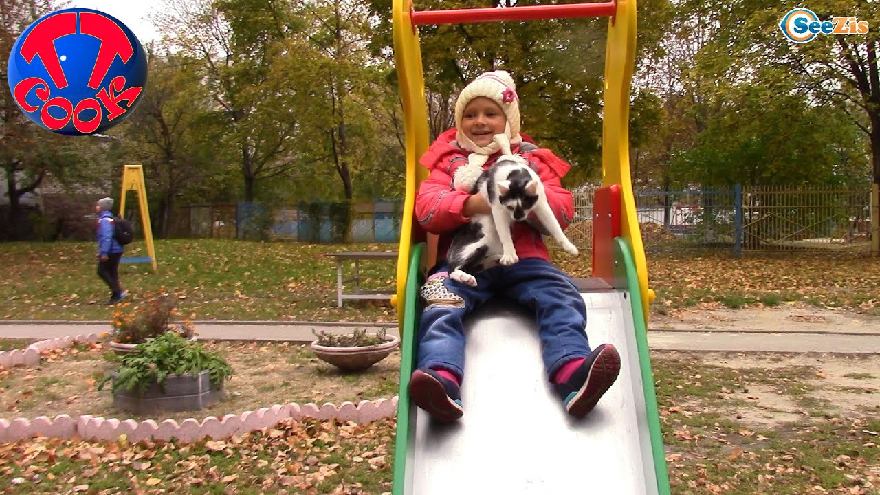 Котенок Барсик и Ярослава на ДЕТСКОЙ ПЛОЩАДКЕ. Выгуливаем Барсика - Играем. Видео для детей