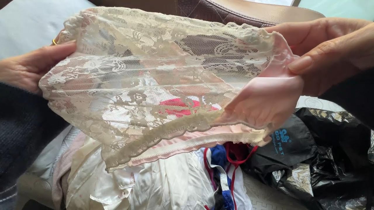 隣人が引っ越しの際に残していったこのバッグの中に何が入っているか見てみましょう。