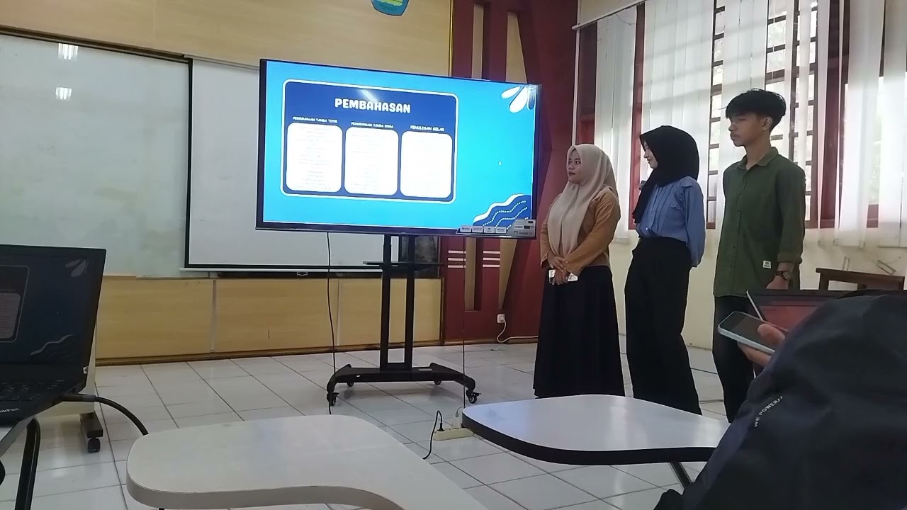 Tugas presentasi bahasa Indonesia kelas B fisika kelompok 4:Dela rosinta,Rahma anisa,Andika.