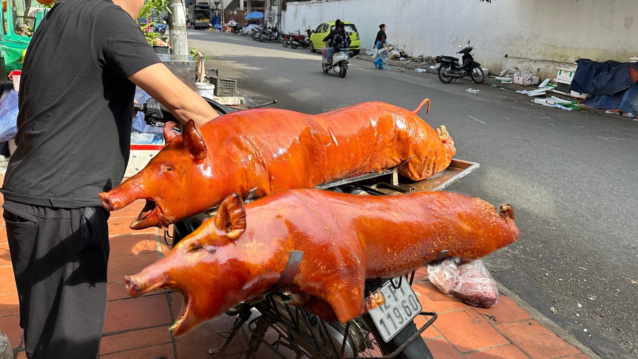 Up at 1AM, This Young Couple Roasts Pork With xanh tien Bare Hands – And the Crowd Keeps