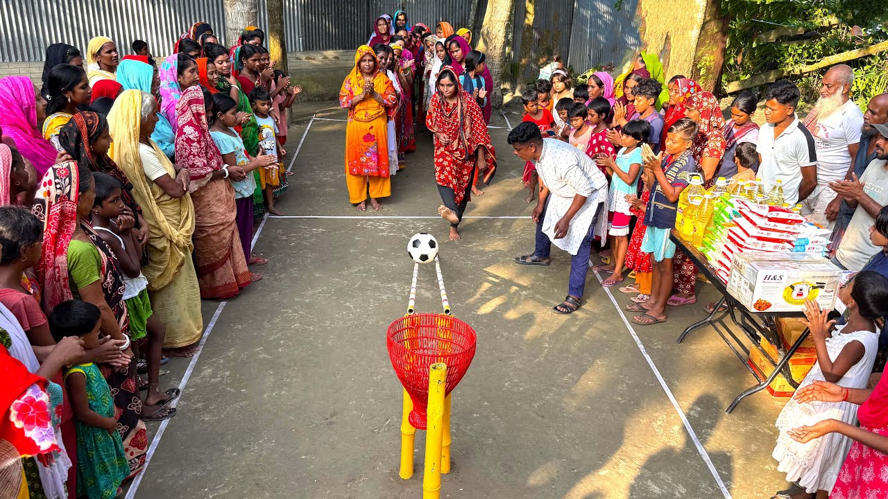 ফুটবল কিক করে পলোতে গোল দিয়ে বাহারি পুরষ্কার জেতার চ্যালেঞ্জ। আনন্দে মাতলো পুরো গ্রামবাসী !