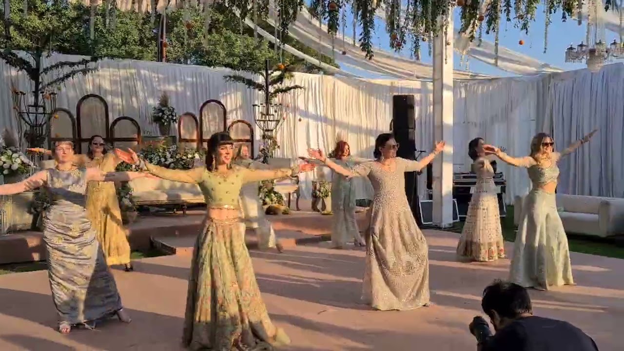 German  girls dancing on Mahi ve 🎵