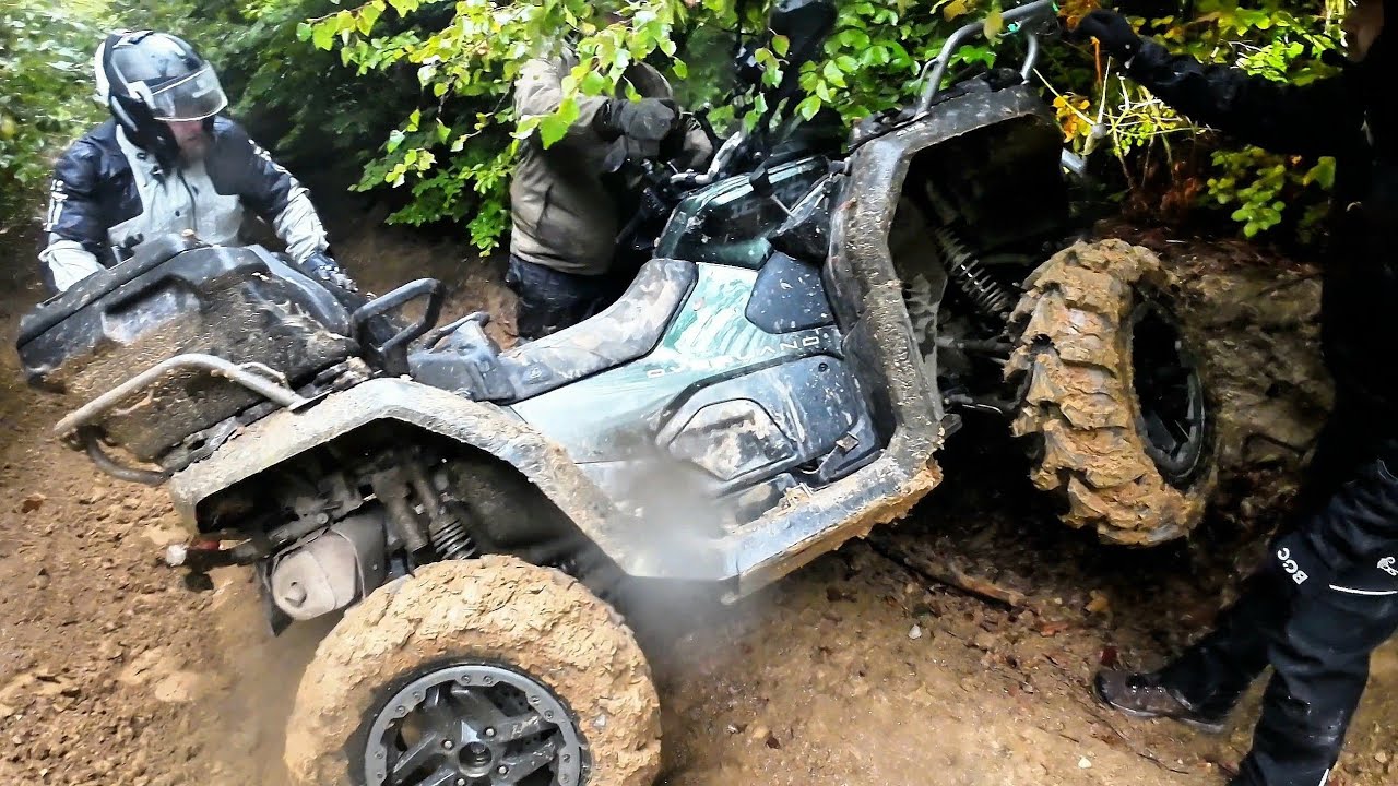 Někdy se stačí vymleté koleje, kopec a hodně bahna... komplikace jsou na světě.. cfmoto a canam.